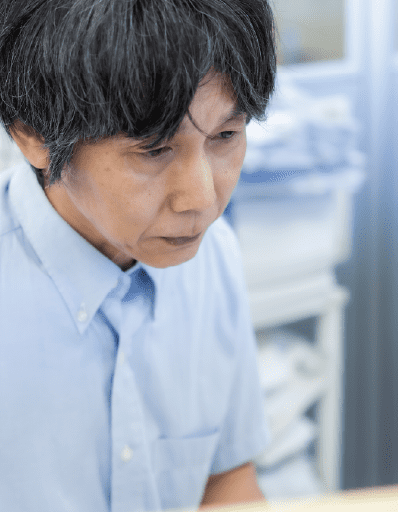 パソコンで作業する社員の真剣な表情。