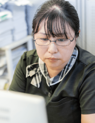 書類を確認しながら仕事を進める様子。